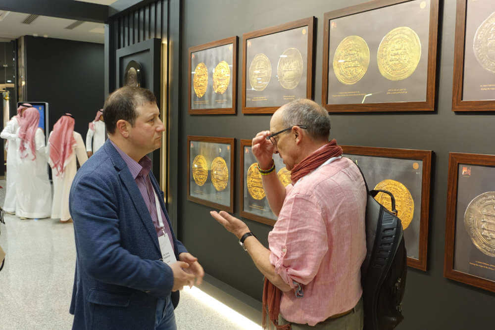 When numismatists are present, expert discussions will immediately ensue: Aram Vardanyan from Armenia talking to Alberto Canto from Spain. Photo: UK.