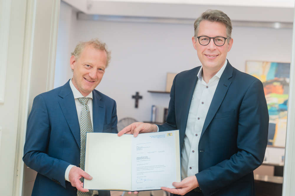 State Minister for Science and Art, Markus Blume (right), with the new Director of the Bavarian State Coin Collection, Dr. Martin Hirsch (left).