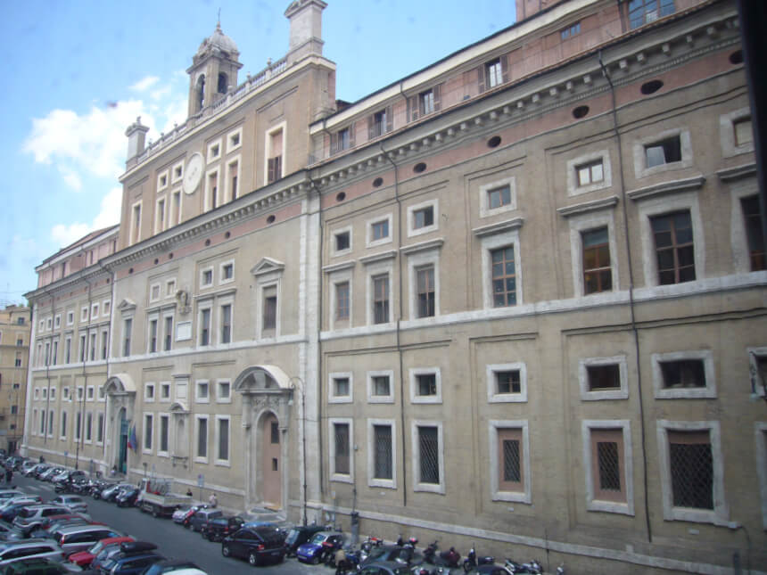 Der Palazzo del Collegio Romano in Rom ist der Dienstsitz des Italienischen Kulturministeriums. Dessen Rechtsabteilung hat jetzt eine Stellungnahme abgegeben zur Frage, unter welchen Auflagen Münzen nach Italien eingeführt werden dürfen. Foto: Lalupa / CC BY-SA 3.0)