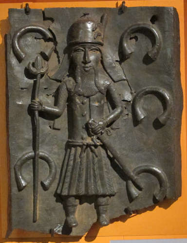 Benin plaque depicting a Portuguese soldier with a background of manillas, copper bracelets used in the slave trade. 16-17th C. Photo: Sailko via Wikimedia Commons / CC BY-SA 3.0.
