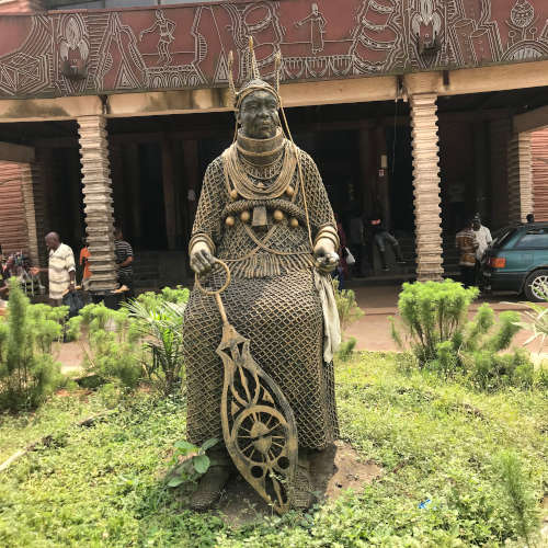 Statue of His Royal Imperial Majesty, The late Oba Akenzua II of Benin Kingdom, opposite the Oba’s Palace in Benin, Edo State, Nigeria. Photo: Ybaremu via Wikimedia Commons / CC BY-SA 4.0.