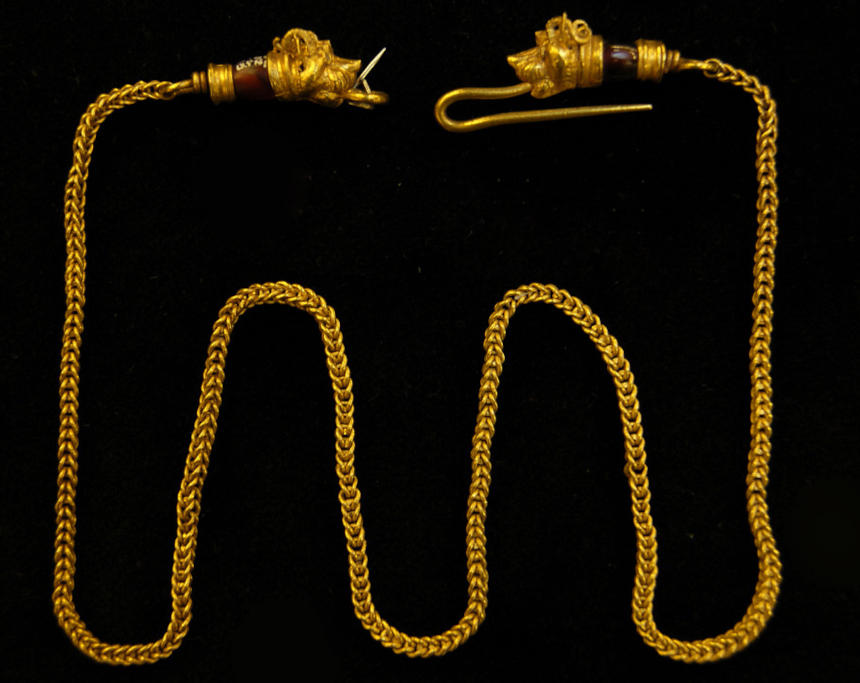 A Greek gold necklace with horned lion heads on each end. No, this object has not disappeared, but it is listed by the British Museum as „similar to those that are missing.“ Photo: Trustees of the British Museum