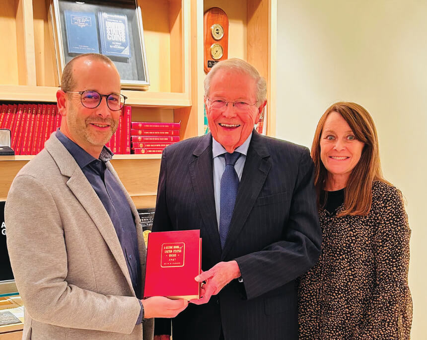 Von links nach rechts: John Feigenbaum, Charles Anderson und Mary Burleson mit einem Sonderexemplar des 1947 Guide Book of United States Coins, der Originalausgabe des Red Books von R.S. Yeoman.