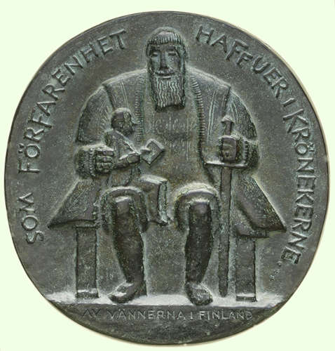 Lars O. Lagerqvist seated in the lap of king Gustav Vasa Medal by Raimo Heino, 1984. Photo: Royal Coin Cabinet Stockholm.
