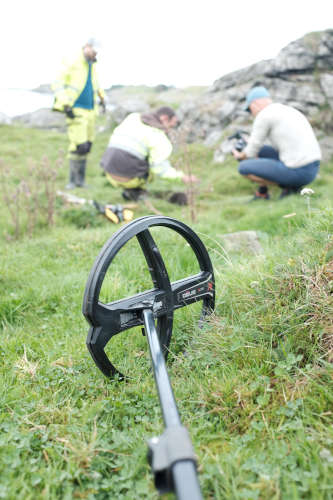 Archaeologists at the Archaeological museum, University of Stavanger, and Rogaland fylkeskommune secures the location where the artefacts were found. © Grethe Moéll Pedersen, The Museum of Archaeology, University of Stavanger.