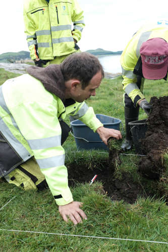 Archaeologists at the Archaeological museum, University of Stavanger, and Rogaland fylkeskommune secures the location where the artefacts were found. © Grethe Moéll Pedersen, The Museum of Archaeology, University of Stavanger.