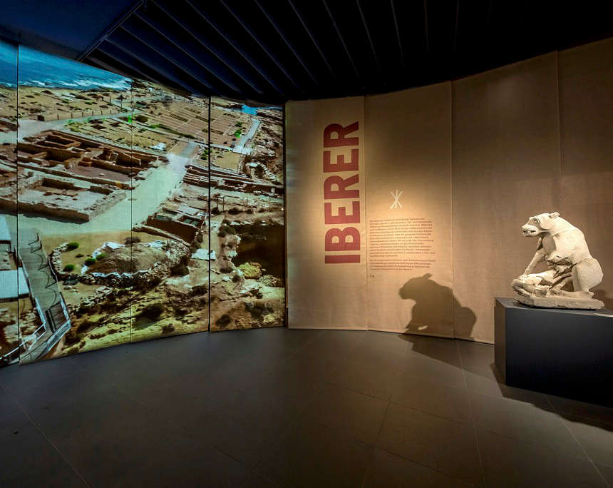 View of the exhibition. © Ruedi Habegger, Antikenmuseum Basel und Sammlung Ludwig.