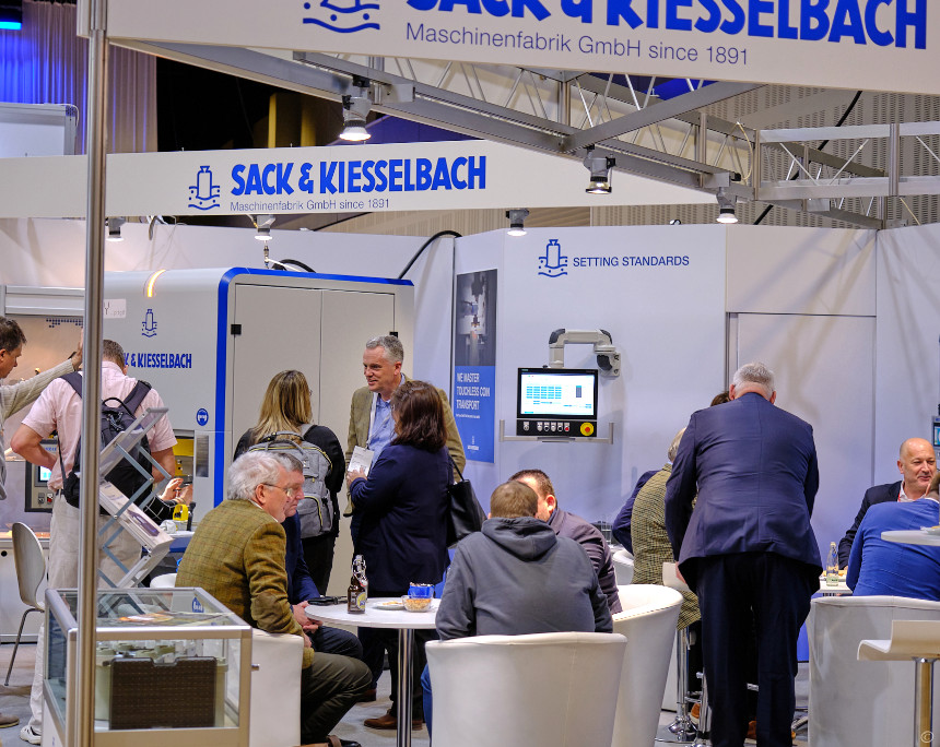 There is always something going on at the Sack & Kisselbach booth during the World Money Fair. Image: Sack & Kiesselbach.