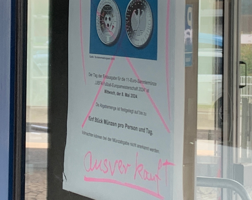 A rare sight: a notice at the entrance to the Bundesbank branch in Ludwigshafen, stating that the 11-euro football coin is sold out. Photo: Wieschowski