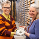 Die Archäologinnen Kristina Jansson und Anna Ödéen präsentieren den Münzfund. Foto: Åsa Rosén.
