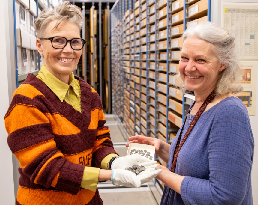 Die Archäologinnen Kristina Jansson und Anna Ödéen präsentieren den Münzfund. Foto: Åsa Rosén.