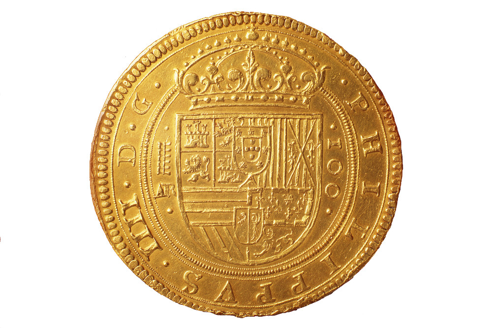 If you are interested in Spanish coins, this is the place to be. Here you can see the reverse of a centén from 1623, which was minted in Segovia, as can be seen from the small mintmark on the left depicting the famous Roman aqueduct. Photo: Museo Casa de la Moneda.