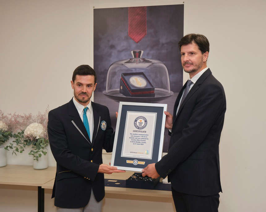 The representative of Guinness World Records hands over the certificate for the world’s smallest coin to Robert Blaic, CEO of the Croatian Mint. Photo: Croatian Mint.